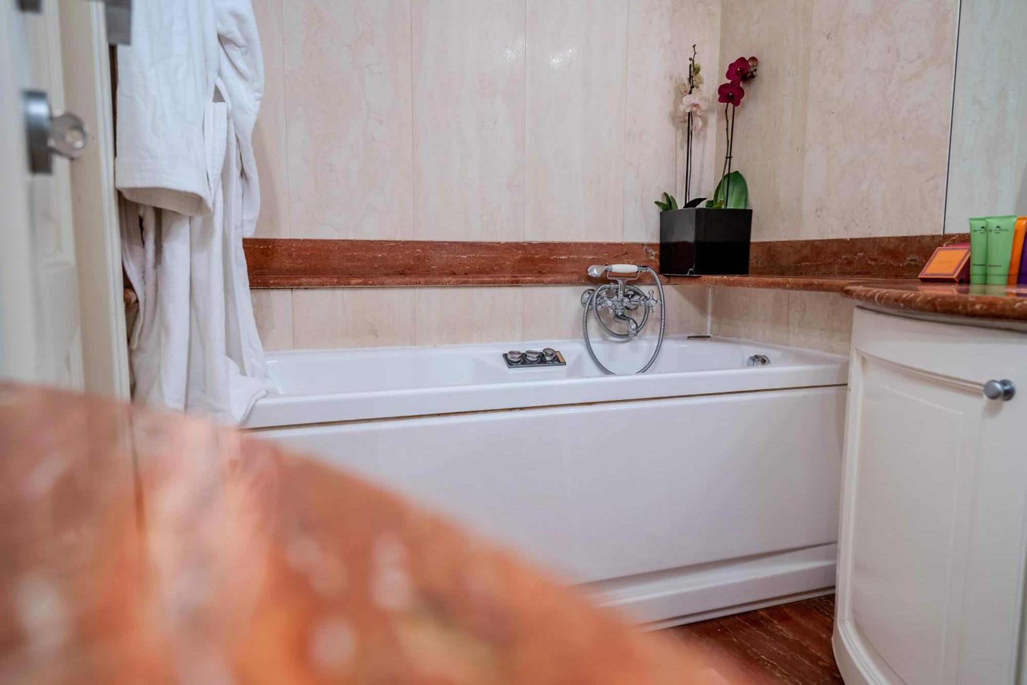 White Style Gambero Apartment Рим Екстериор снимка